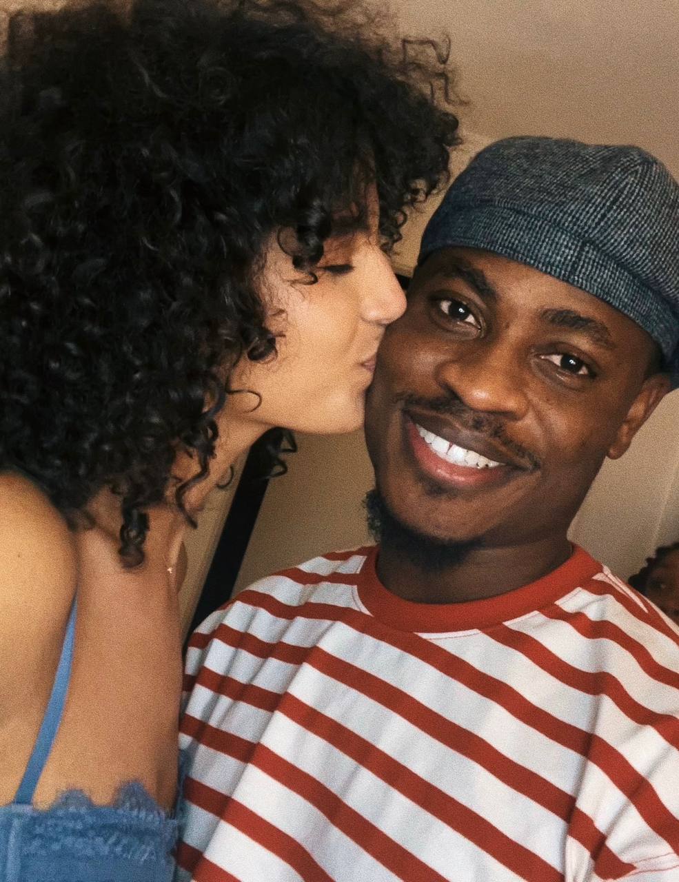 Hannah kissing Tomi on the cheek